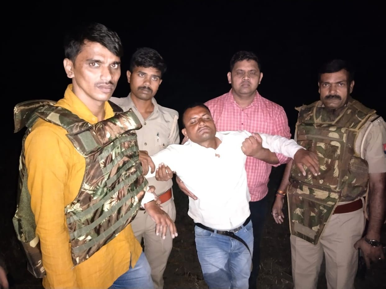 Four people arrested in the encounter, one shot in the leg
