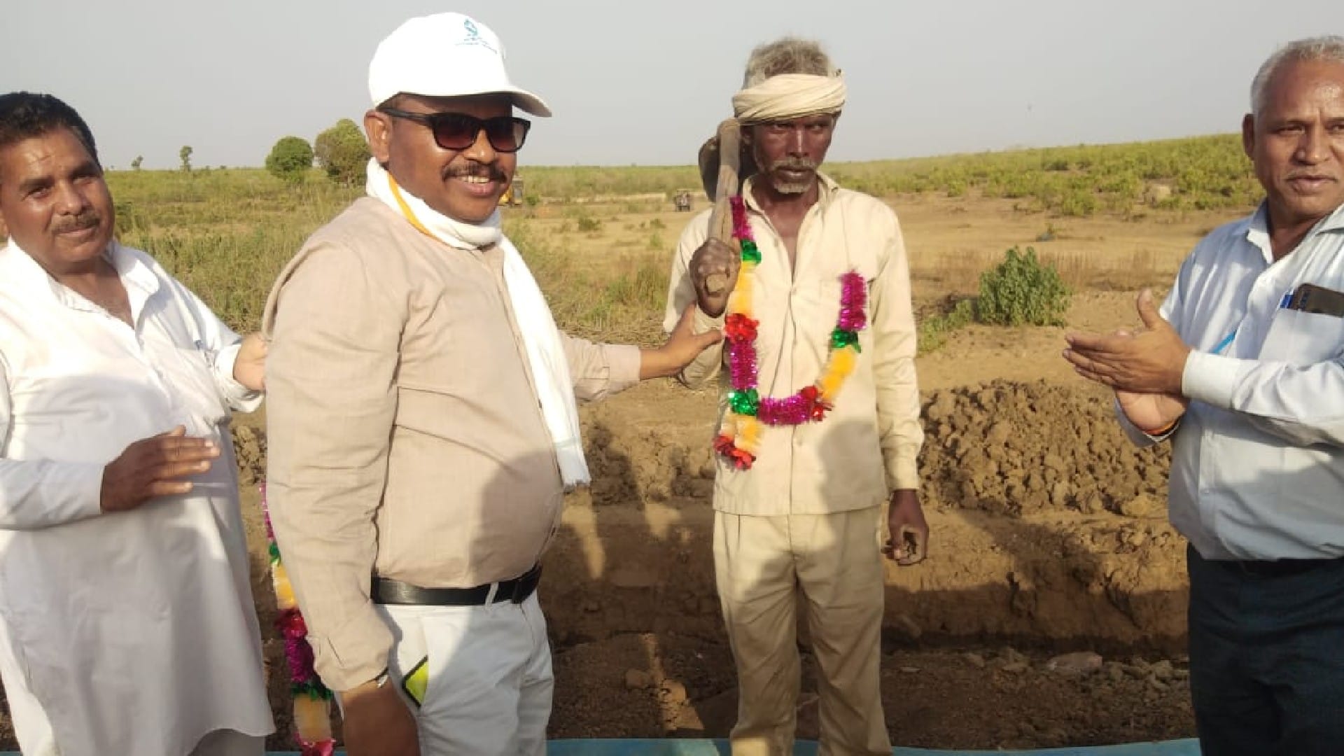 Shivpuri: Rural, barren and rocky areas engaged in making Amrit Sarovar, the effect of PM Modi's appeal