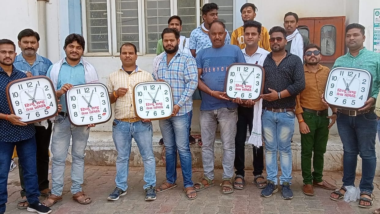 Chhatarpur: Service committee adopted a unique method to remind doctors of duty time, 5 clocks installed in the campus