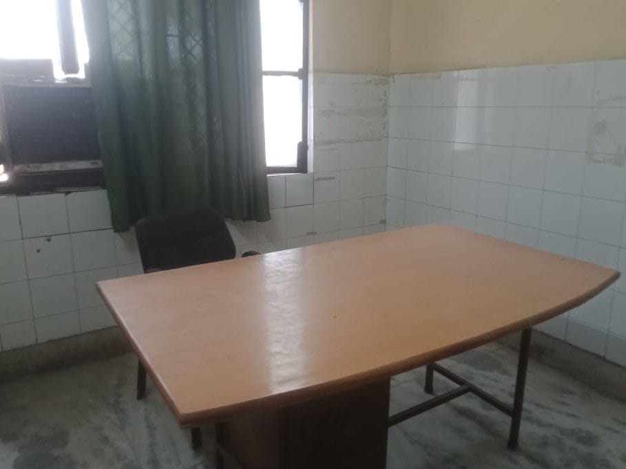 Hathras: Female doctor running absent, patient upset