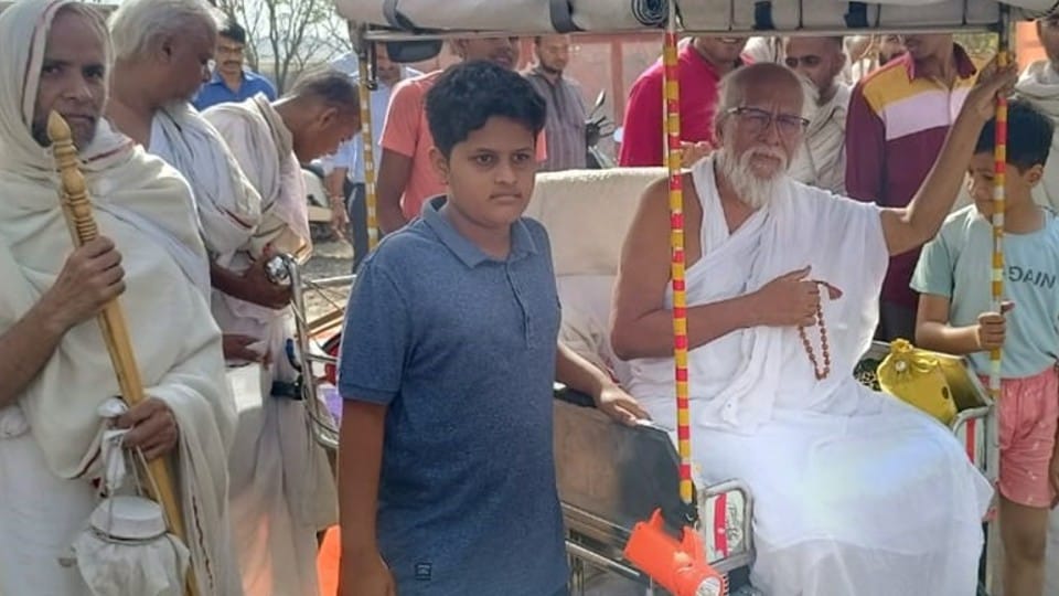 Indore: Awakened at the age of five, the spirit of detachment, taking initiation at the age of ten, the saint reached Indore after walking 600 km to give initiation.