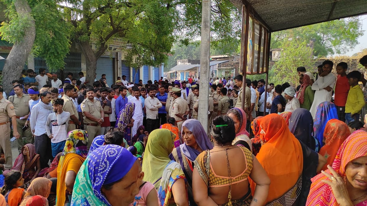 murder in jaunpur dead body was thrown on  roadside after killing youth villagers protest on road