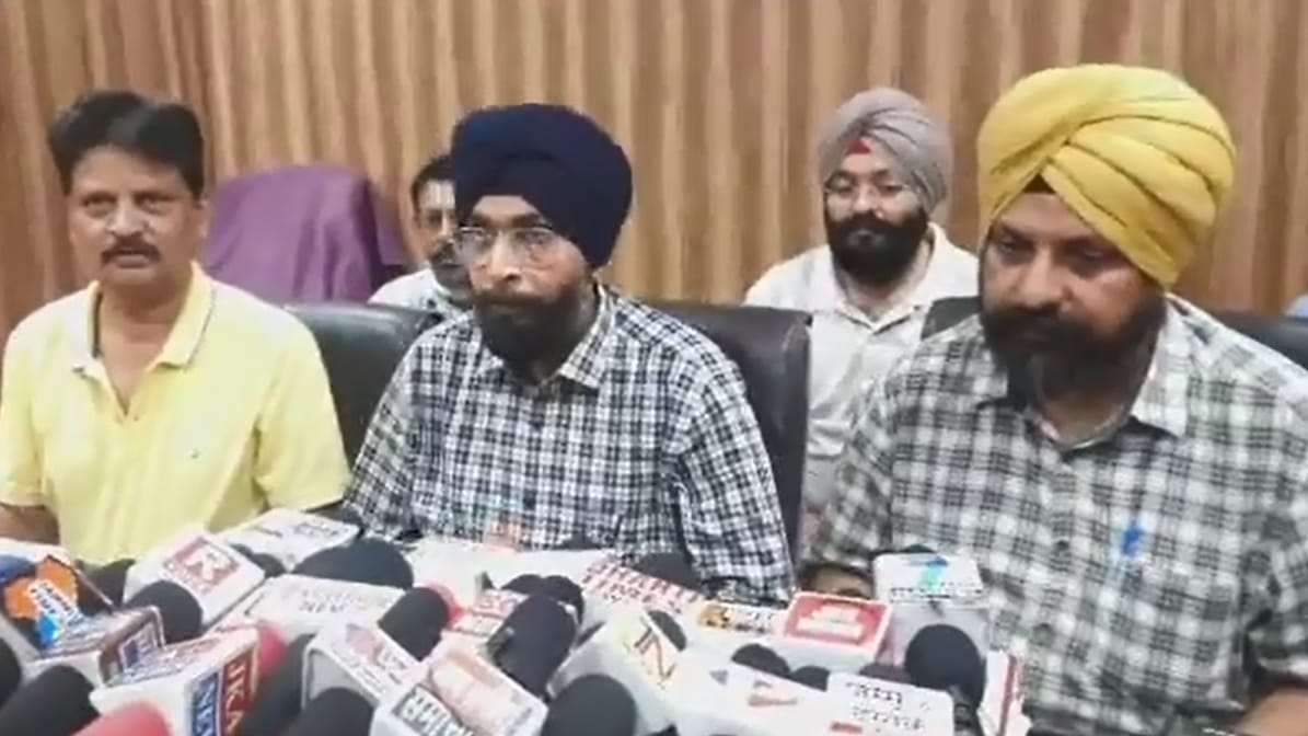 Jammu Kashmir Medical Employees Federation JKMLF hold press conference call for protest on 12 may for their demands