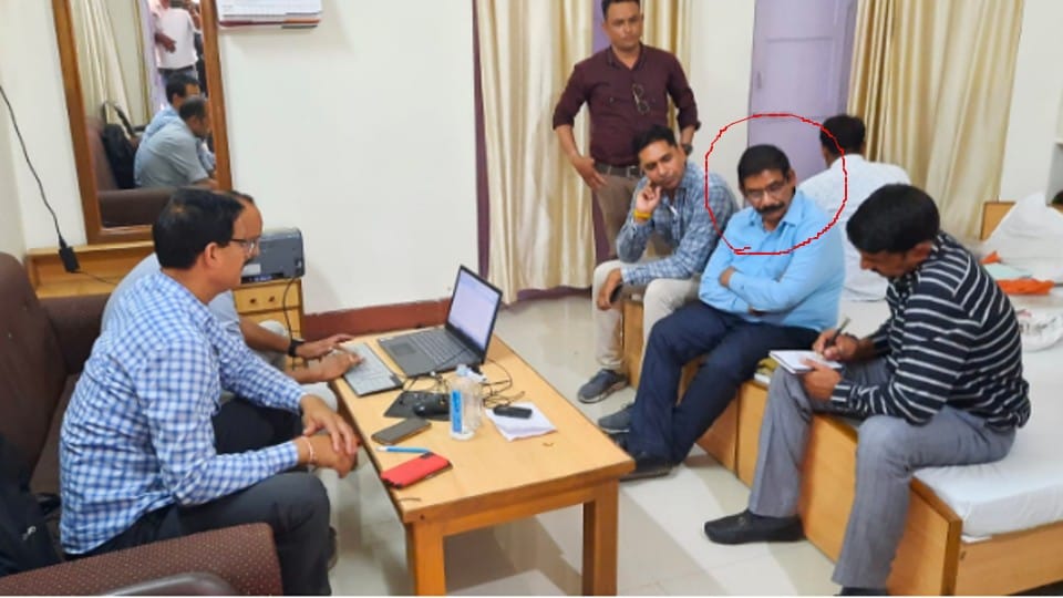 Khandwa: District Medical and Health Officer caught taking bribe of 10 thousand, demanded 40 thousand in the name of transfer from nurse