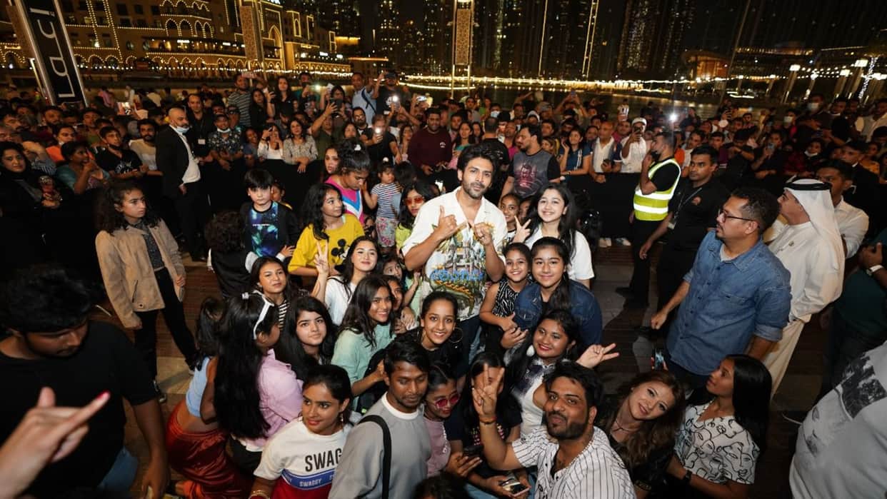 Kartik Aaryan shakes leg with fans at the world famous fountain area in Dubai Mall for Bhool Bhulaiyaa 2 tiltle track