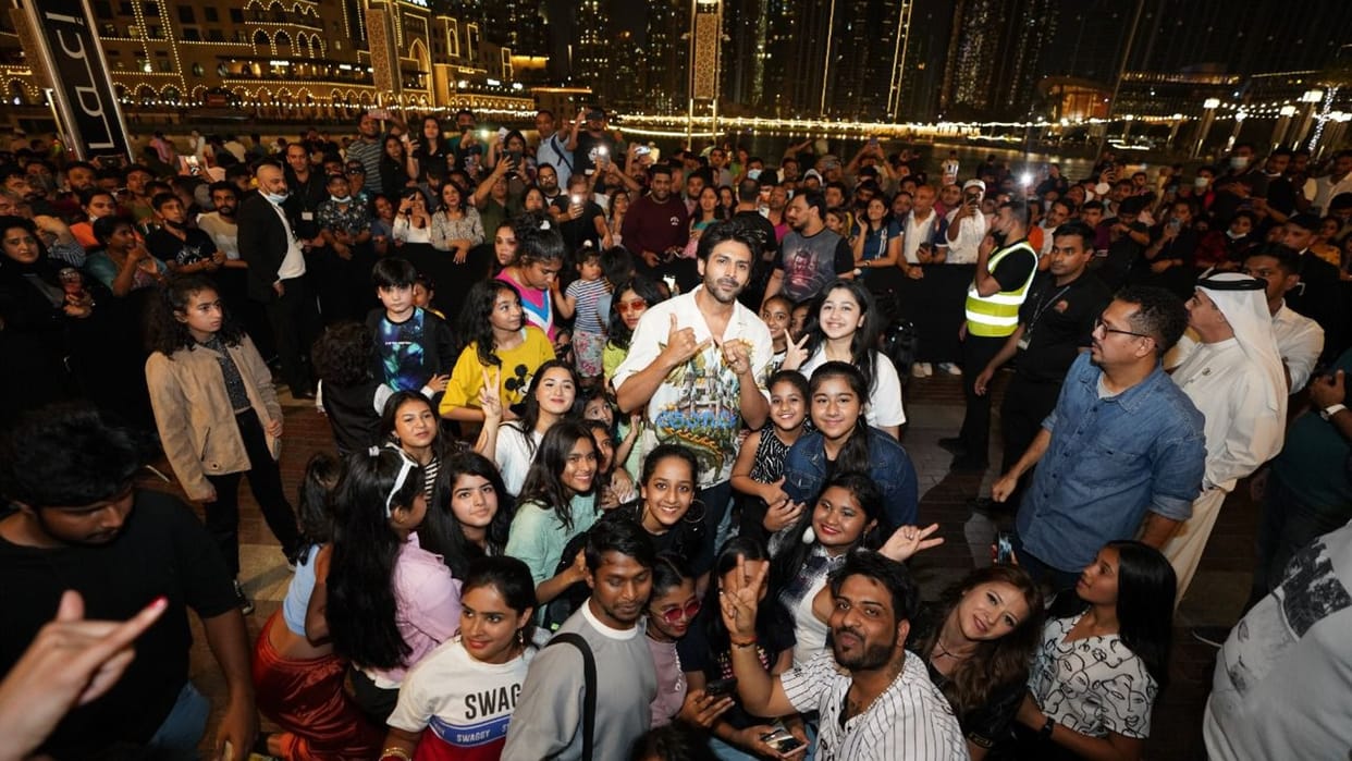 Kartik Aaryan shakes leg with fans at the world famous fountain area in Dubai Mall for Bhool Bhulaiyaa 2 tiltle track