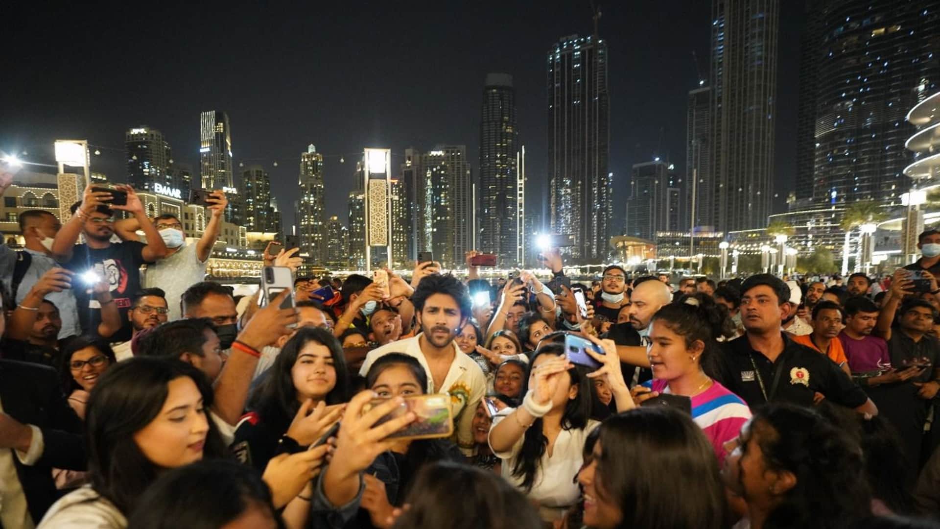 Kartik Aaryan shakes leg with fans at the world famous fountain area in Dubai Mall for Bhool Bhulaiyaa 2 tiltle track