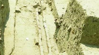 खोदाई में पक्की दीवार के साथ निकली मिली पक्की नाली।