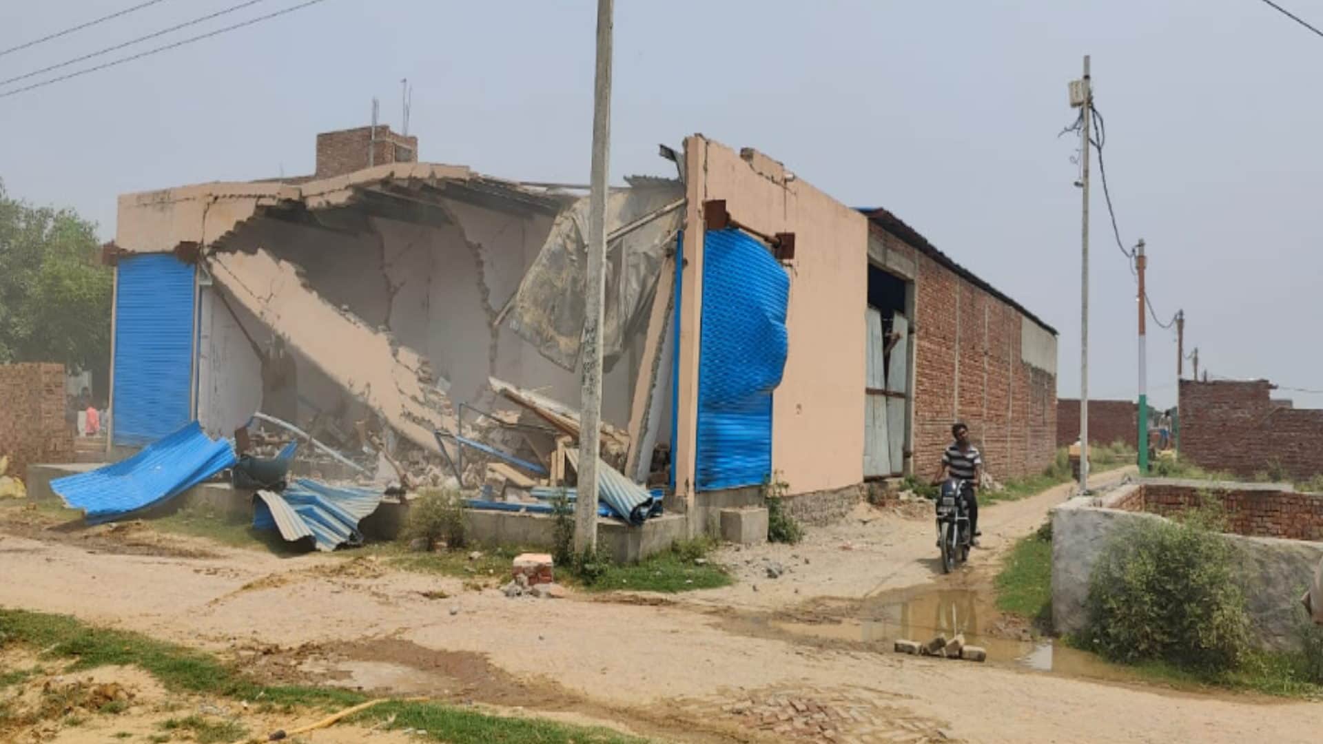 Akbar Banjara market demolished by MDA Bulldozers in meerut, see in pics