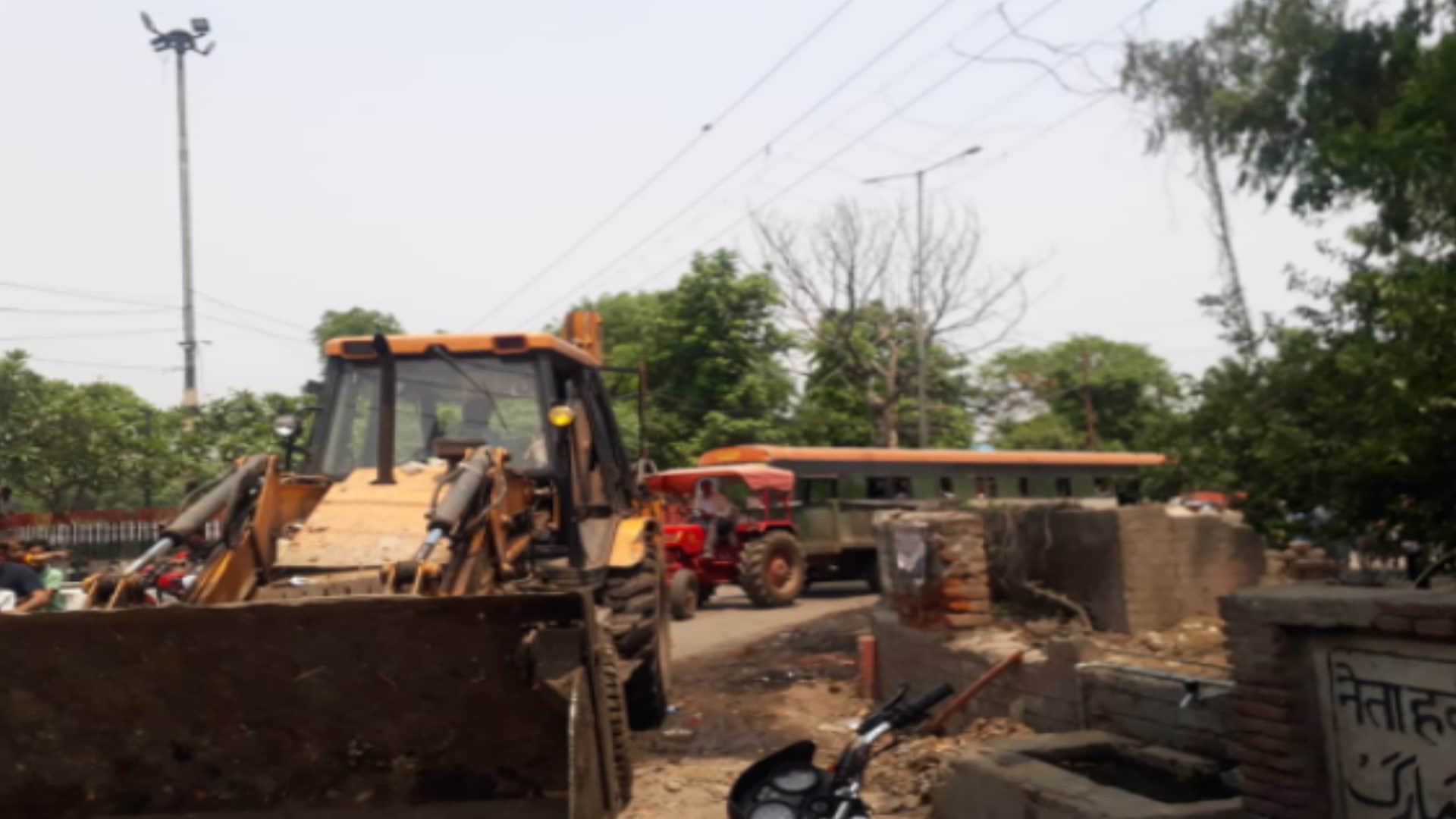 UP News: Illegal colonies and shops have destroyed before the visit of cm yogi