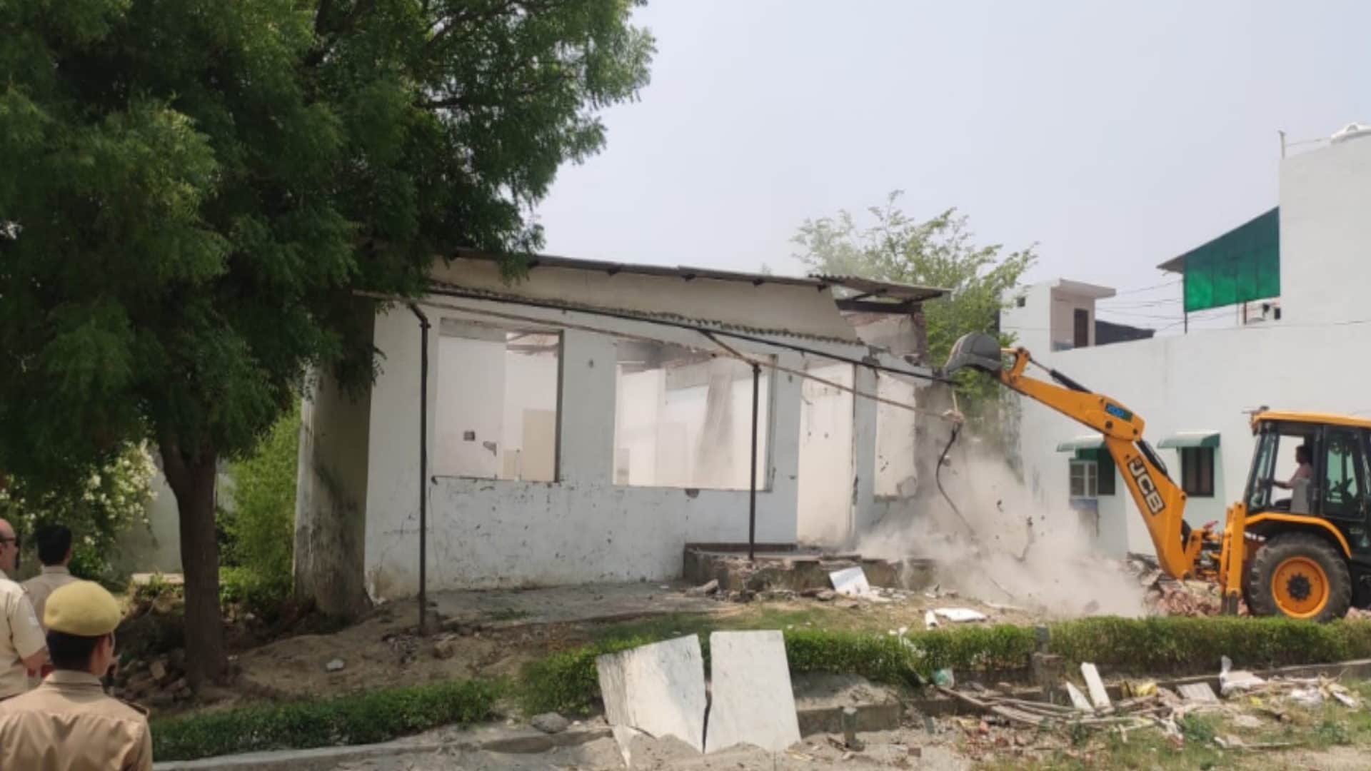 UP News: Illegal colonies and shops have destroyed before the visit of cm yogi