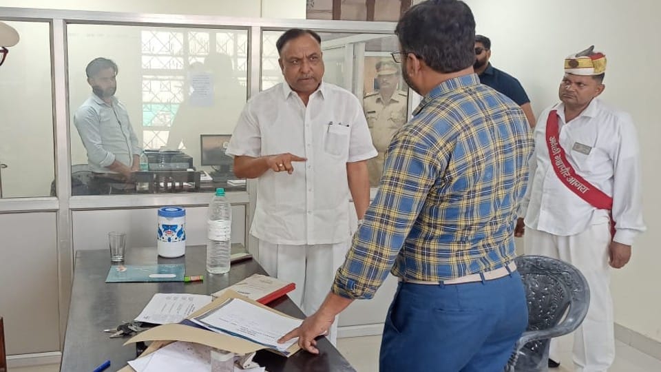 Mayor Naveen Jain surprise inspection of the control room of nagar nigam agra