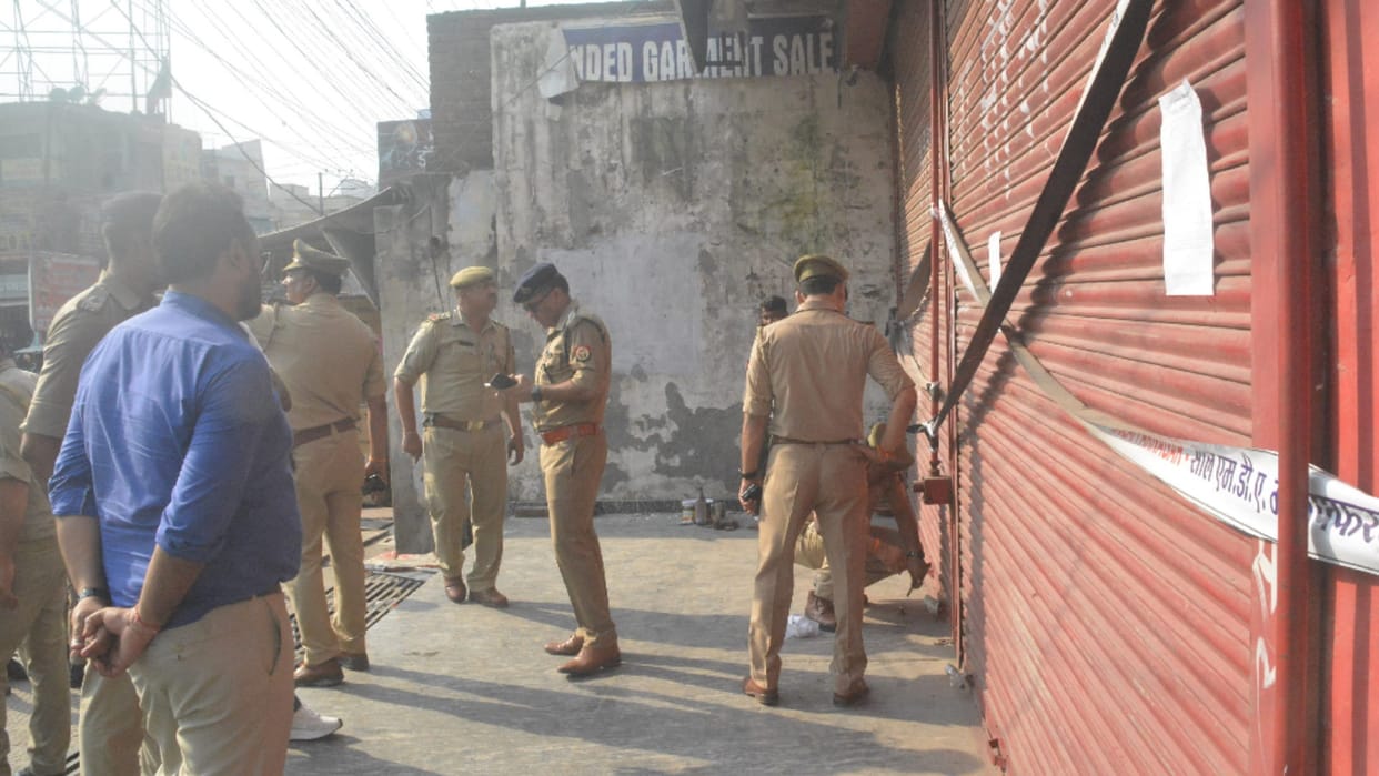 young man committed suicide in Rampur, few days ago there was clash with his wife