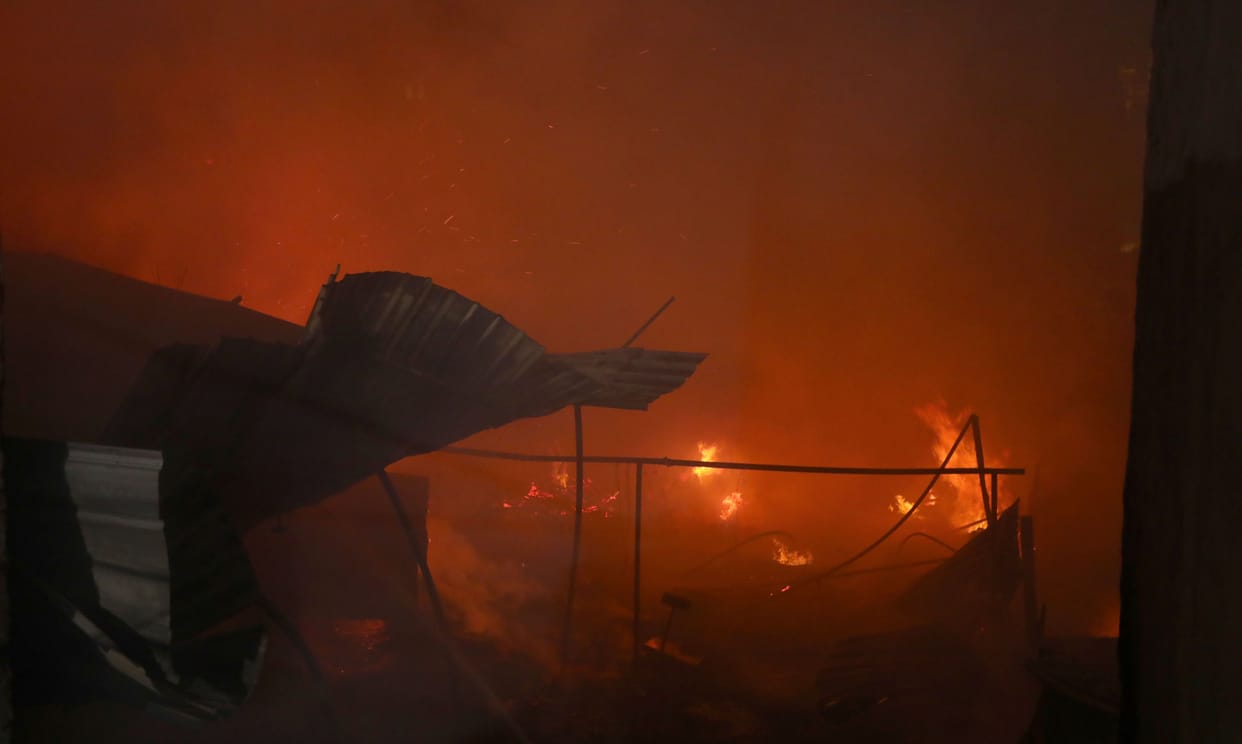 Fierce fire broke out in furniture and junk warehouse, hundreds of people were in panic