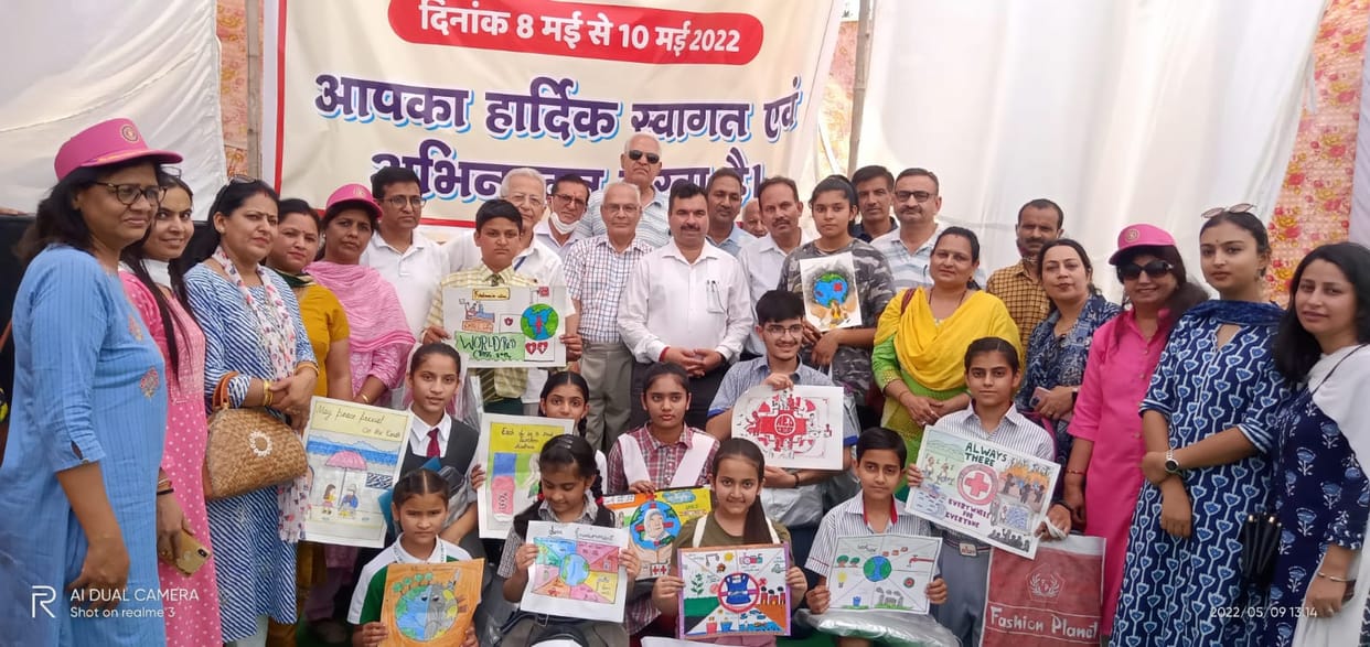aditiaisha and sadna win the paintin pratiyogita in redcross mela
