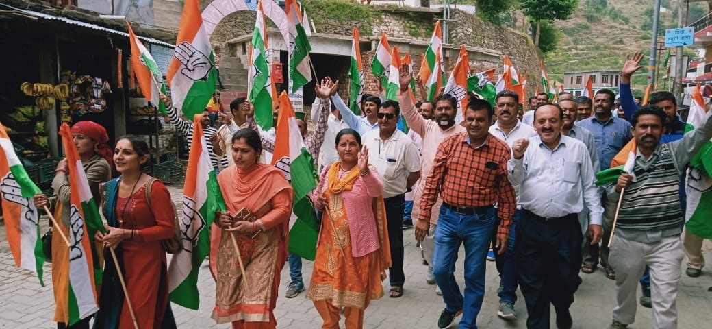 congress party in sirmaur distric organised railly and pradarsan on the issues of police bharti paper leak