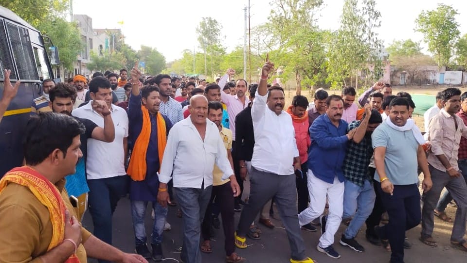 Dewas: Uproar over cow slaughter, carcasses of many cows found together, Hindu organizations reached the police station shouting slogans, demanding strict action against the culprits
