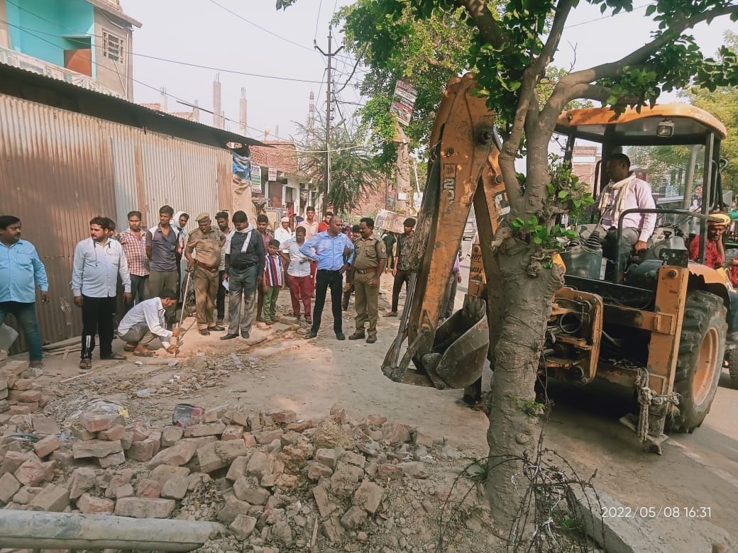 Kanpur dehat : Bulldozer on encroachment on Rura Road in Akbarpur, got 15 possessions removed
