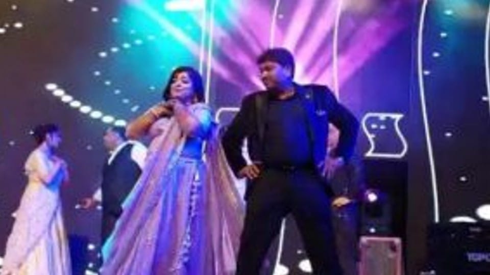 Indore: These are Indori MLAs, they are not behind in hitting dance, MLA Shukla stunned with wife, video went viral on social media