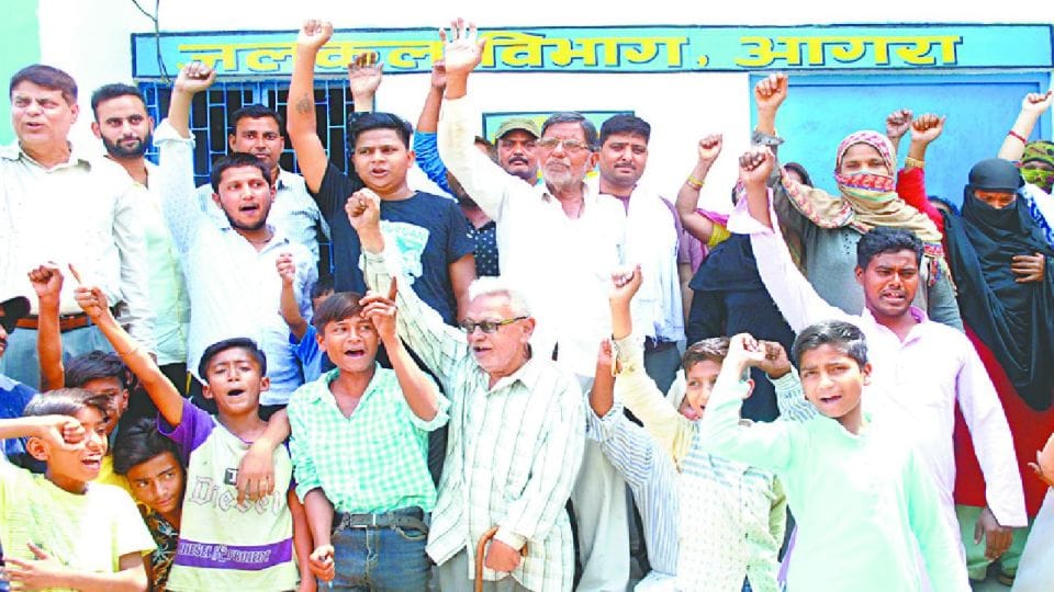six hundred families facing water problem amid scorching heat in Agra