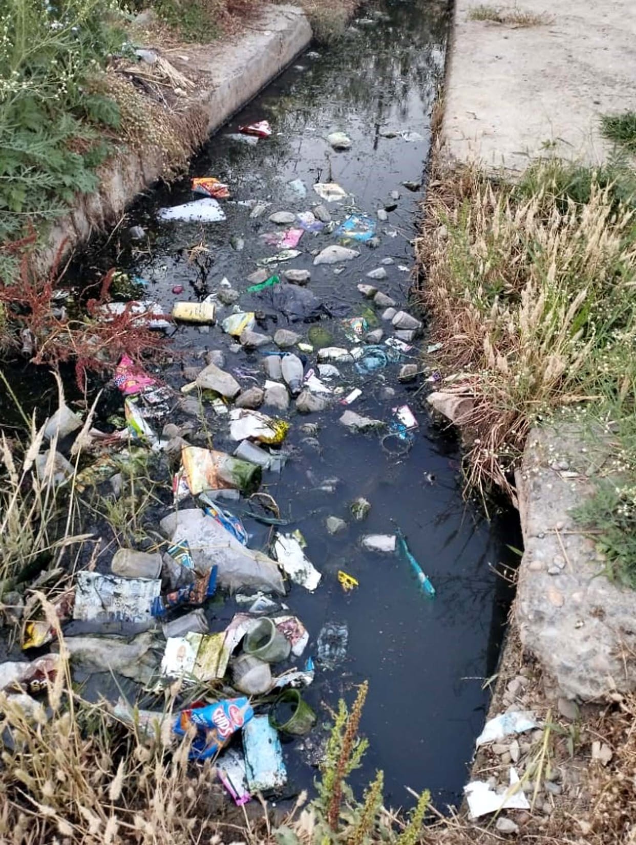 Dirt spreading due to clogging of drain