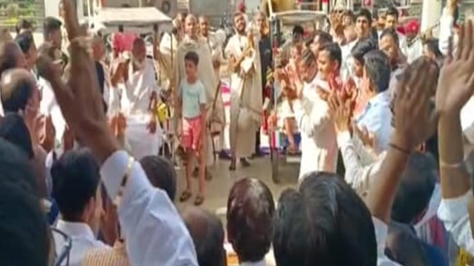 Indore: Awakened at the age of five, the spirit of detachment, taking initiation at the age of ten, the saint reached Indore after walking 600 km to give initiation.