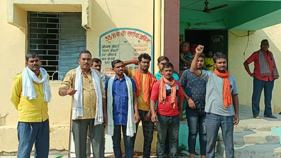The anger of the contract workers of the sub-centre erupted over the misbehavior of SDAO