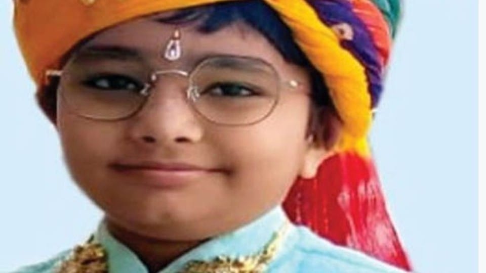 Indore: Awakened at the age of five, the spirit of detachment, taking initiation at the age of ten, the saint reached Indore after walking 600 km to give initiation.