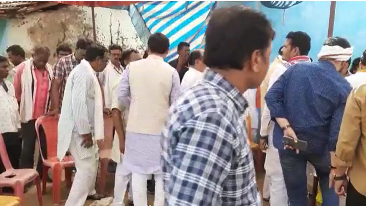 Mob lynching case: BJP's investigation team arrived to investigate the killing of tribals, faced the ire of villagers