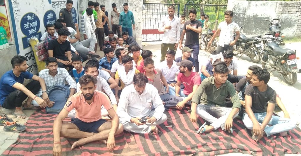 Demand for recruitment in the army, youth demonstrated