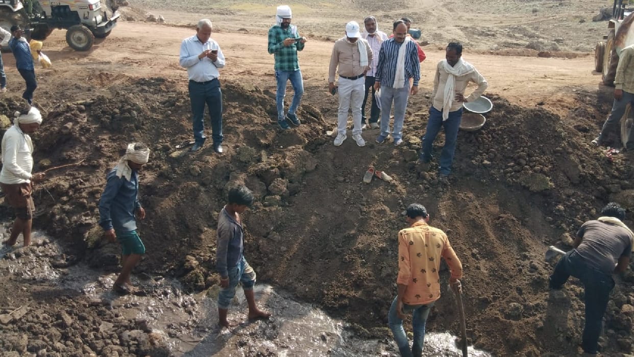 Shivpuri: Rural, barren and rocky areas engaged in making Amrit Sarovar, the effect of PM Modi's appeal