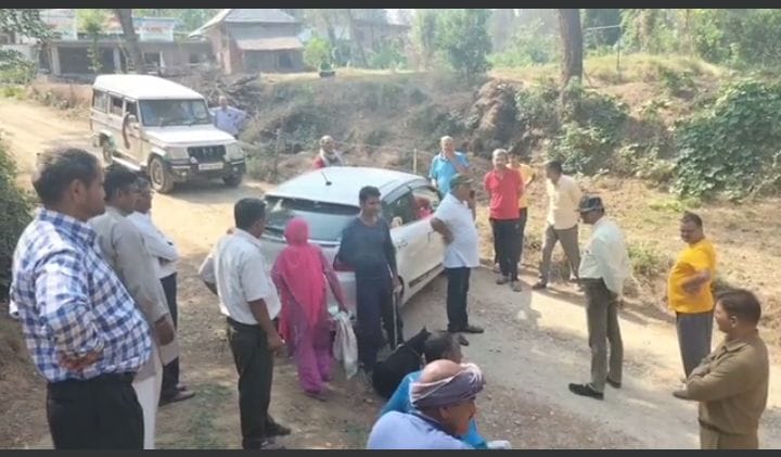 Villagers jammed Chakmoh road on hanging repair work