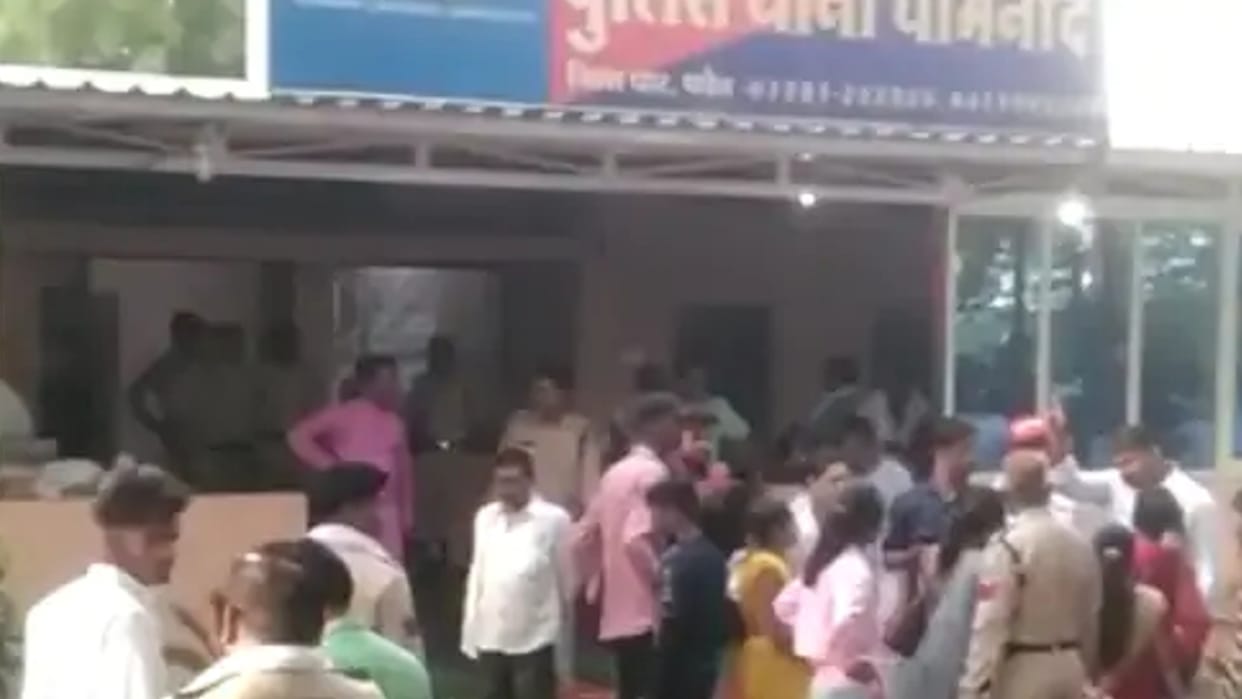 Dhar: The son-in-law, who came to wearing a sherwani, was beaten up by the in-laws,