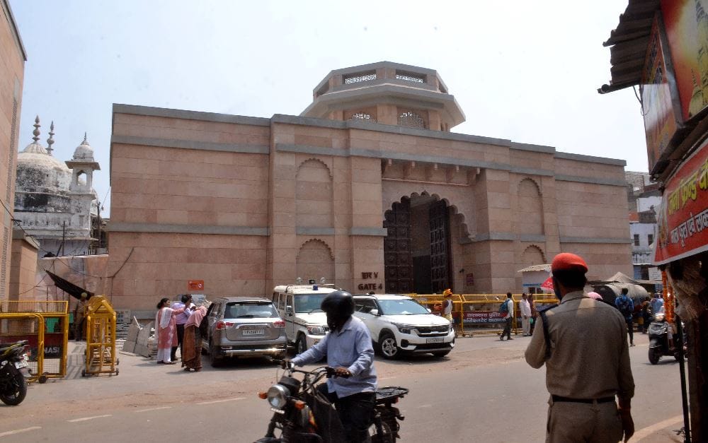 Kashi Vishwanath: Devotees will be able to carry mobiles inside the kashi vishwanath Dham from Monday