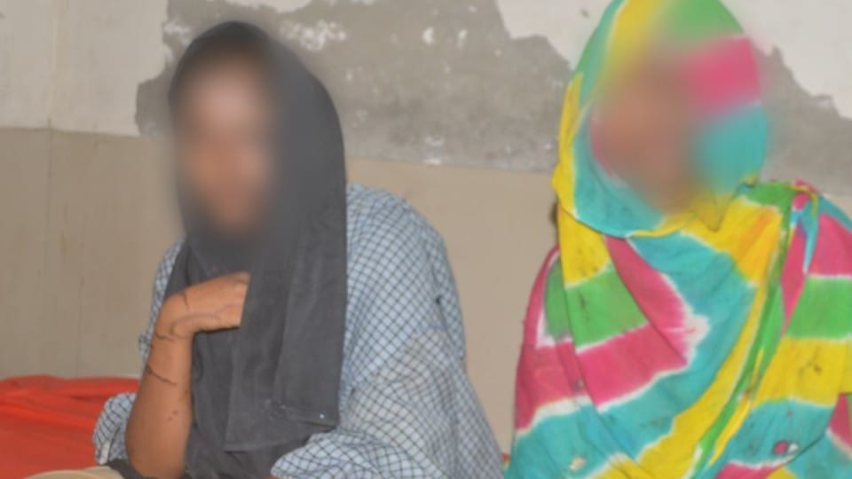 acid attack on family while sleeping at night in shahganj agra crime news