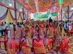 अंबेडकरनगर के जलालपुर में सामूहिक विवाह कार्यक्रम में मौजूद जोड़े।