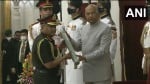 राष्ट्रपति से परम विशिष्ट सेवा मेडल प्राप्त करते सेना प्रमुख जनरल मनोज पांडे