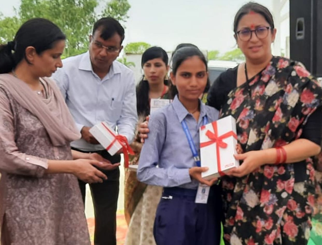 Smriti irani distributed tablets, listen problems