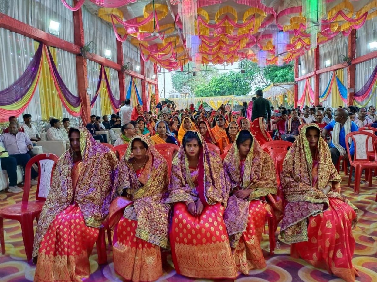 14 pairs of each other in mass marriage