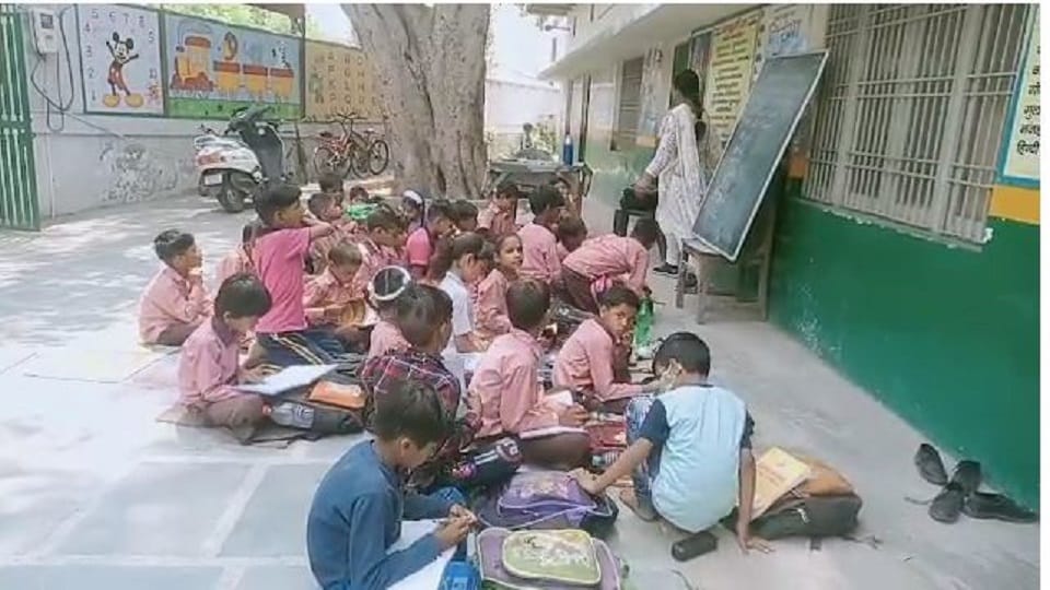 UP Primary School Children studying sitting on the ground in the scorching sun agra