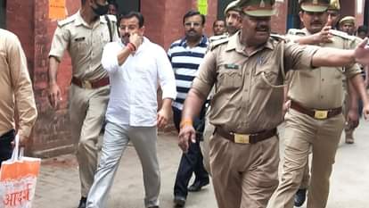 Lakhimpur kheri case main accused Ashish mishra while going to court show swag by touching moustache see photos