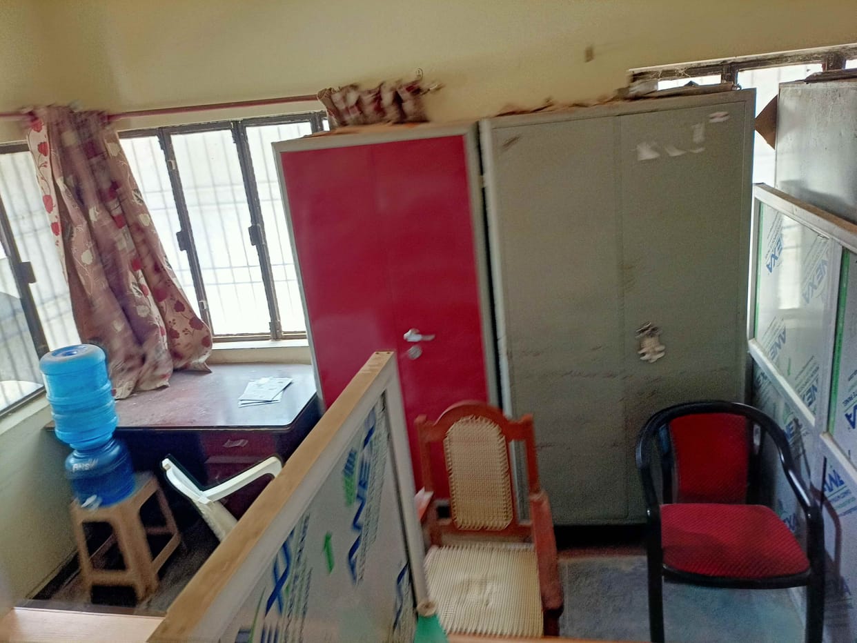 Officers-employees arrived late, chairs remained empty