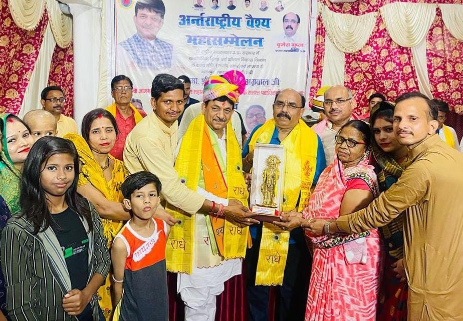 Minister of State knows the condition of the woman, garlanded the handicapped