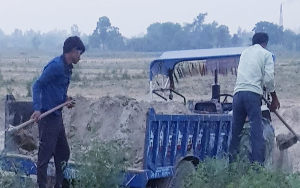 Illegal mining: Rs 100 pass to remove tractor-trolley from the fields