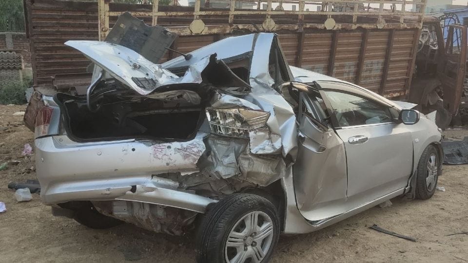 police recovered ganja from car crashed on Yamuna Expressway in agra