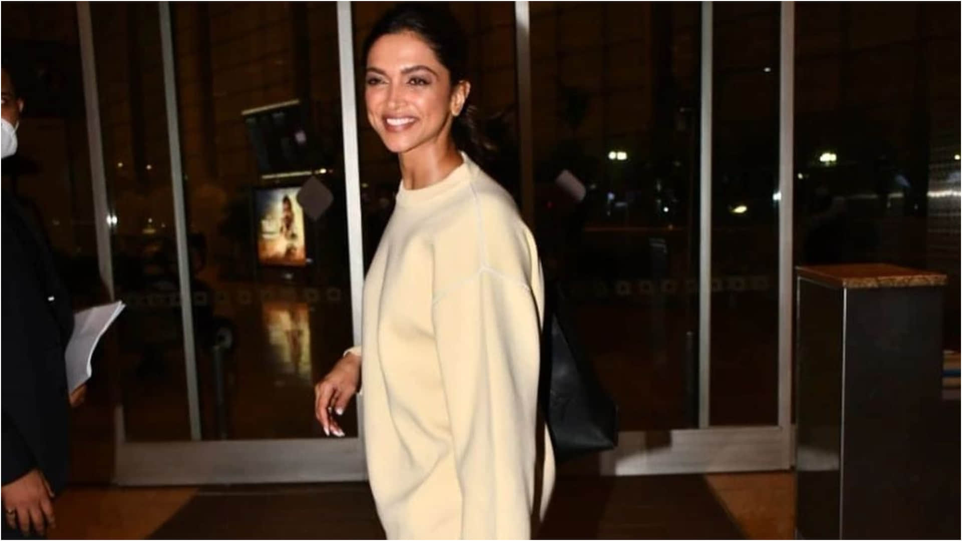 deepika padukone chik look in louis vuitton cruise show 2023 first appearance after become brand ambassador