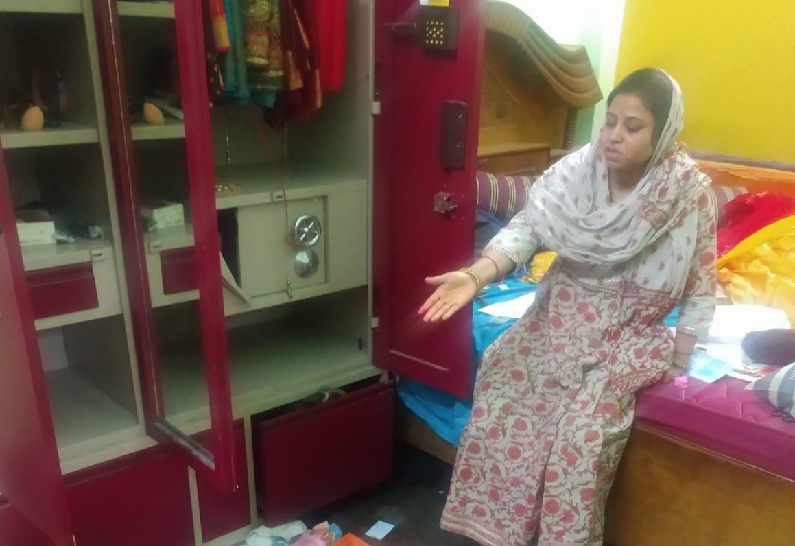 Six lakh stolen from businessman's house in Lakhna