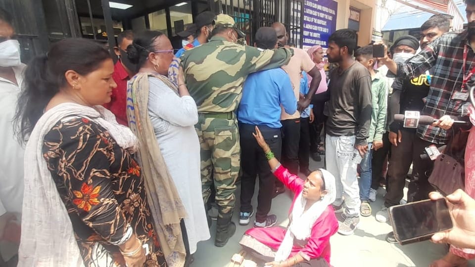 jammu GMC patient Refused to treat due to black color family ruckus outside hospital