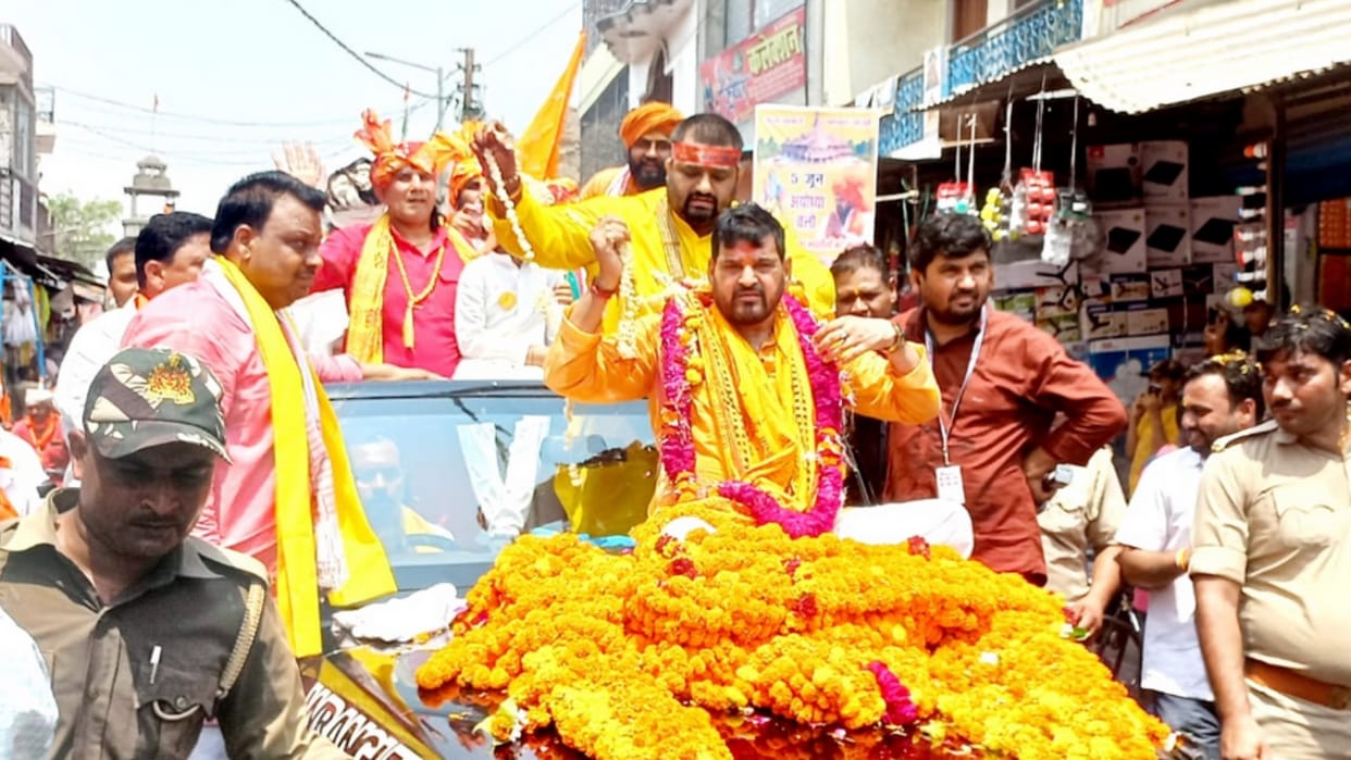 Gonda: MP Brij Bhushan Sharan Singh took out a rally in protest against Raj Thackeray, demanding an apology from North Indians