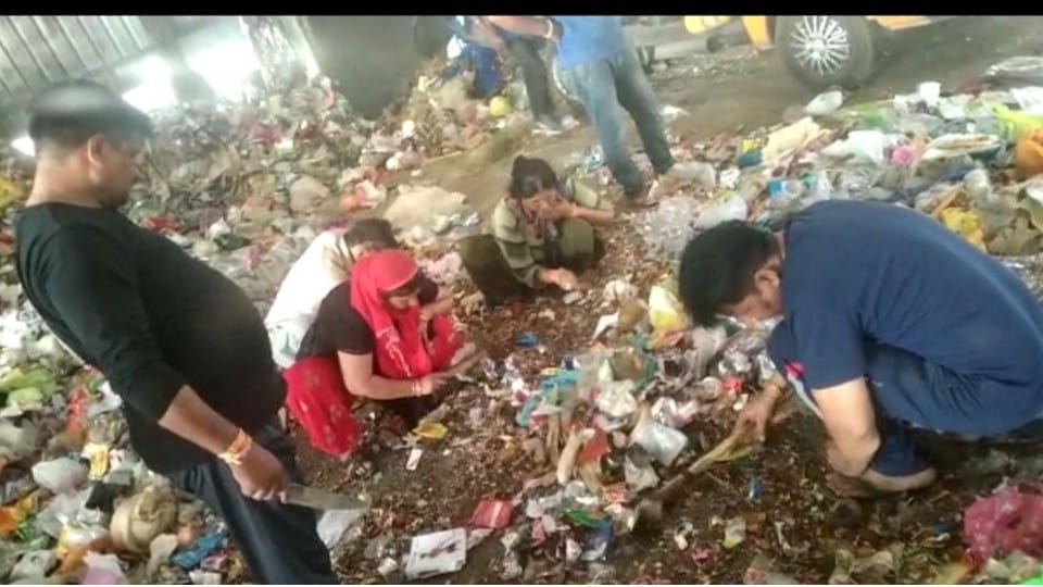Gold came out of garbage in Ujjain: gold rings accidentally went into the vehicle with garbage, found after effort